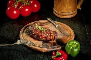 grelhado bife temperado com especiarias e fresco ervas servido em uma de madeira borda com de madeira caneca do cerveja, fresco tomate, vermelho e verde pimentas foto