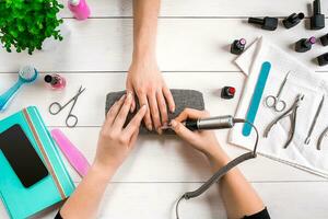 unha Cuidado. fechar-se do fêmea mãos apresentação unhas com profissional unha Arquivo dentro beleza unha salão. topo Visão foto