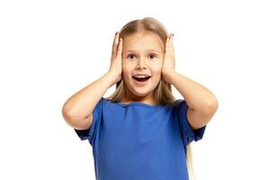 retrato do adorável emocional pequeno menina isolado em uma branco foto