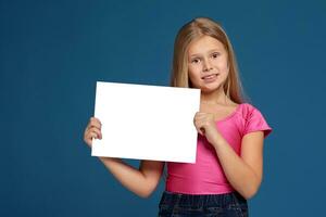 retrato do adorável emocional pequeno menina em azul fundo foto