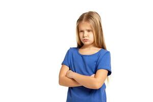 retrato do adorável emocional pequeno menina isolado em uma branco foto