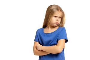 retrato do adorável emocional pequeno menina isolado em uma branco foto