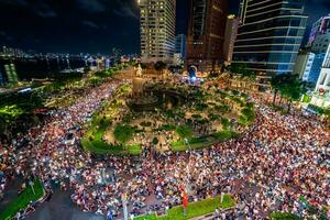 ho chi minh cidade, Vietnã - set 2, 2023 Visão do mim linh rotunda com pesado tráfego perto bach droga ônibus de água estação porta e Saigon rio às azul hora foto