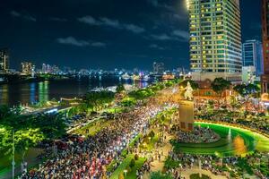 ho chi minh cidade, Vietnã - set 2, 2023 Visão do mim linh rotunda com pesado tráfego perto bach droga ônibus de água estação porta e Saigon rio às azul hora foto