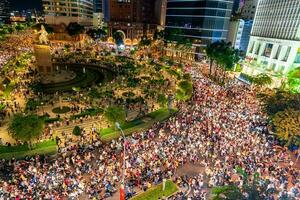 ho chi minh cidade, Vietnã - set 2, 2023 Visão do mim linh rotunda com pesado tráfego perto bach droga ônibus de água estação porta e Saigon rio às azul hora foto