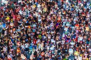 ho chi minh cidade, Vietnã - set 2, 2023 Visão do mim linh rotunda com pesado tráfego perto bach droga ônibus de água estação porta e Saigon rio às azul hora foto