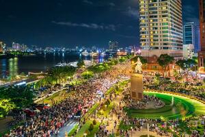 ho chi minh cidade, Vietnã - set 2, 2023 Visão do mim linh rotunda com pesado tráfego perto bach droga ônibus de água estação porta e Saigon rio às azul hora foto