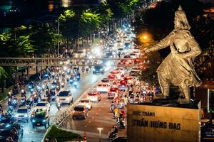 ho chi minh cidade, Vietnã - set 2, 2023 Visão do mim linh rotunda com pesado tráfego perto bach droga ônibus de água estação porta e Saigon rio às azul hora foto