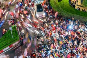 ho chi minh cidade, Vietnã - set 2, 2023 Visão do mim linh rotunda com pesado tráfego perto bach droga ônibus de água estação porta e Saigon rio às azul hora foto