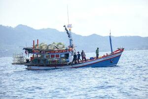 koh tao surata Tailândia - marcha 6.2018 tailandês pesca barco aproximação para solta pesca armadilha para debaixo mar água dentro koh tao surata sulista do Tailândia foto