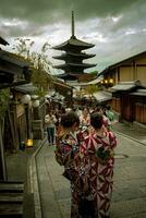 Quioto Japão - 9 de novembro de 2018 japonês mulher vestindo quimono levando fotografia às yasaka santuário rua, yasaka brilho pagode é 1 do a maioria popular viajando destino dentro Quioto Japão foto