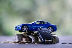 carro modelo em dinheiro moedas pilha. finança e carro empréstimo, salvando dinheiro para uma carro, moedas seguro, empréstimo e comprando carro finança conceito. Comprar e parcelas baixa Forma de pagamento uma carro. foto