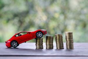 carro modelo em dinheiro moedas pilha. finança e carro empréstimo, salvando dinheiro para uma carro, moedas seguro, empréstimo e comprando carro finança conceito. Comprar e parcelas baixa Forma de pagamento uma carro. foto