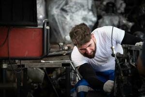 homens reparação carro motor dentro auto reparar comprar, seletivo foco. foto