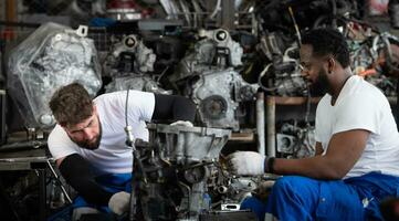 dois homens reparação carro motor dentro auto reparar comprar, seletivo foco. foto