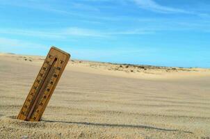 uma termômetro dentro a deserto foto