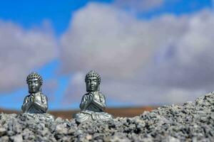 Buda estátuas em a de praia foto