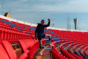 Desativado atletas preparar seus corpos em anfiteatro dentro uma Esportes arena em uma ensolarado dia antes entrando uma curta distância corrida concorrência foto