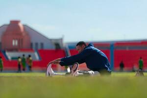 atletas com deficiências levar uma pausa às a estádio entre Treinamento sessões. foto