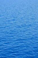 a oceano é azul e calma com uma poucos barcos foto