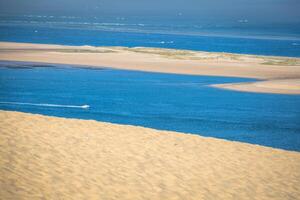 Visão a partir de a Altíssima duna dentro Europa - duna do pyla pilato, Arcachon baía, aquitânia, França foto