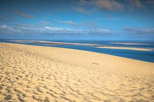 Visão a partir de a Altíssima duna dentro Europa - duna do pyla pilato, Arcachon baía, aquitânia, França foto