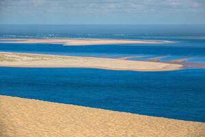 Visão a partir de a Altíssima duna dentro Europa - duna do pyla pilato, Arcachon baía, aquitânia, França foto