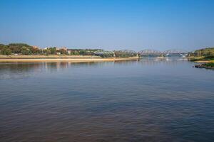 Visão em para correr velho Cidade sobre vistula rio, Polônia foto