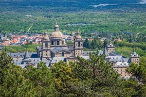 a real assento do san Lorenzo de el escorial, histórico residência do a rei do Espanha, sobre 45 quilômetros noroeste madri, dentro Espanha. foto