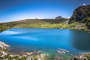 lago enol e montanha retiro, a famoso lagos do covadonga, Astúrias , Espanha foto