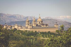 a real assento do san Lorenzo de el escorial, histórico residência do a rei do Espanha, sobre 45 quilômetros noroeste madri, dentro Espanha. foto