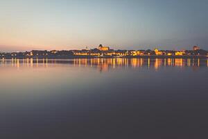 cidade do para correr dentro Polônia, velho Cidade Horizonte de noite a partir de vistula rio foto