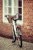 bicicleta dentro a ruas do Ribe, Dinamarca foto