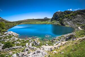 lago enol e montanha retiro, a famoso lagos do covadonga, Astúrias , Espanha foto