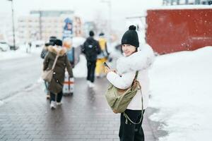 mulher turista passeios turísticos dentro niseko cidade com neve dentro inverno temporada. ponto de referência e popular para atrações dentro Hokkaido, Japão. viagem e período de férias conceito foto