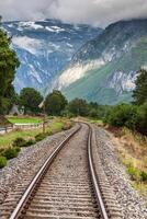 estrada de ferro dentro a montanhas dentro a Noruega foto