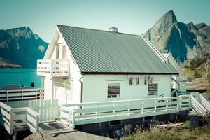velho de madeira arquitetura dentro Noruega. branco casa foto