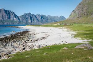 lindo Visão para ovo de praia dentro Noruega, lofoten ilhas foto