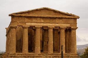 a ruínas do têmpora do concórdia, vale do templos, Agrigento, Sicília, Itália foto