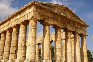 templo grego na antiga cidade de segesta, sicília foto