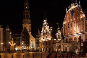 riga - capital do Letônia. velho cidade, cravos pretos casa foto