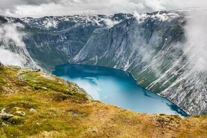 bela paisagem norueguesa com montanhas no caminho para trolltunga foto