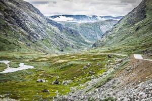 montanha cenário dentro Jotunheimen nacional parque dentro Noruega foto