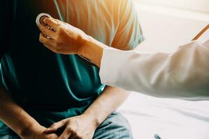 médico dizendo para paciente mulher a resultados do dela médico testes. médico mostrando médico registros para Câncer paciente dentro hospital ala. Senior médico explica a lado efeitos do a intervenção. foto