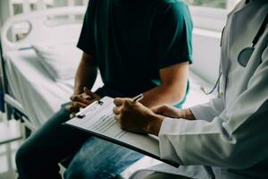 médico dizendo para paciente mulher a resultados do dela médico testes. médico mostrando médico registros para Câncer paciente dentro hospital ala. Senior médico explica a lado efeitos do a intervenção. foto