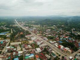 aéreo fotografia do a a Principal estrada para visitando Chiang cã distrito. foto