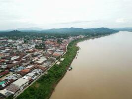 aéreo Visão do clássico de madeira casa ao lado a mekong rio dentro Chiang cã distrito, loei. foto