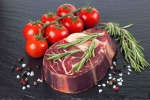 ingredientes de cozimento. bife de carne crua fresca com osso. foto