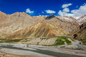 Vila dentro Himalaia montanhas. PIN vale, Himachal Pradesh, Índia foto