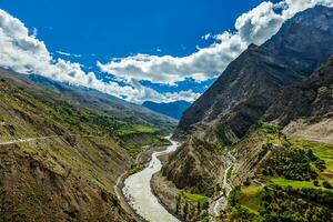Chandra rio dentro Himalaia foto